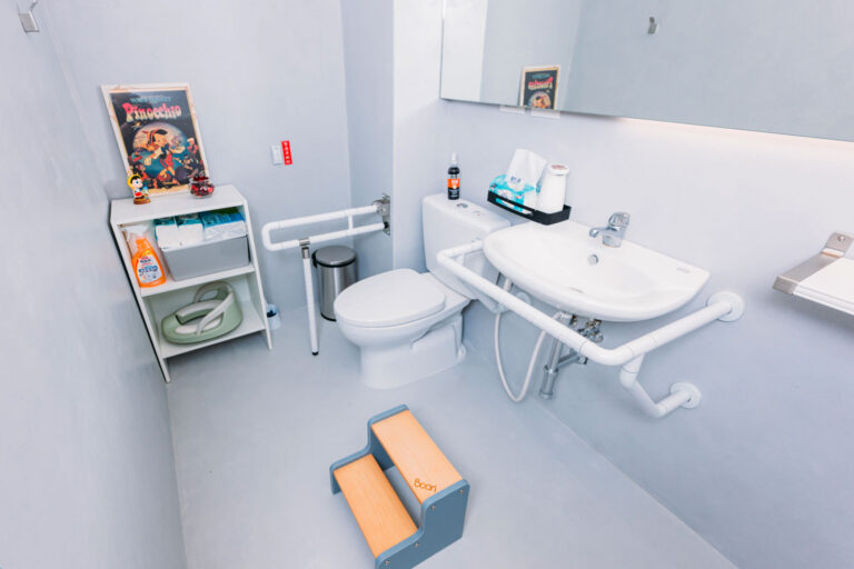 廁所備有小朋友專屬階梯、馬桶座